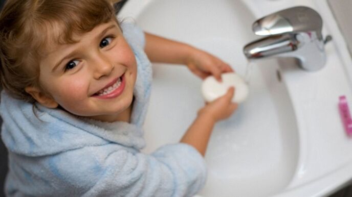 o neno lava as mans con xabón para evitar vermes