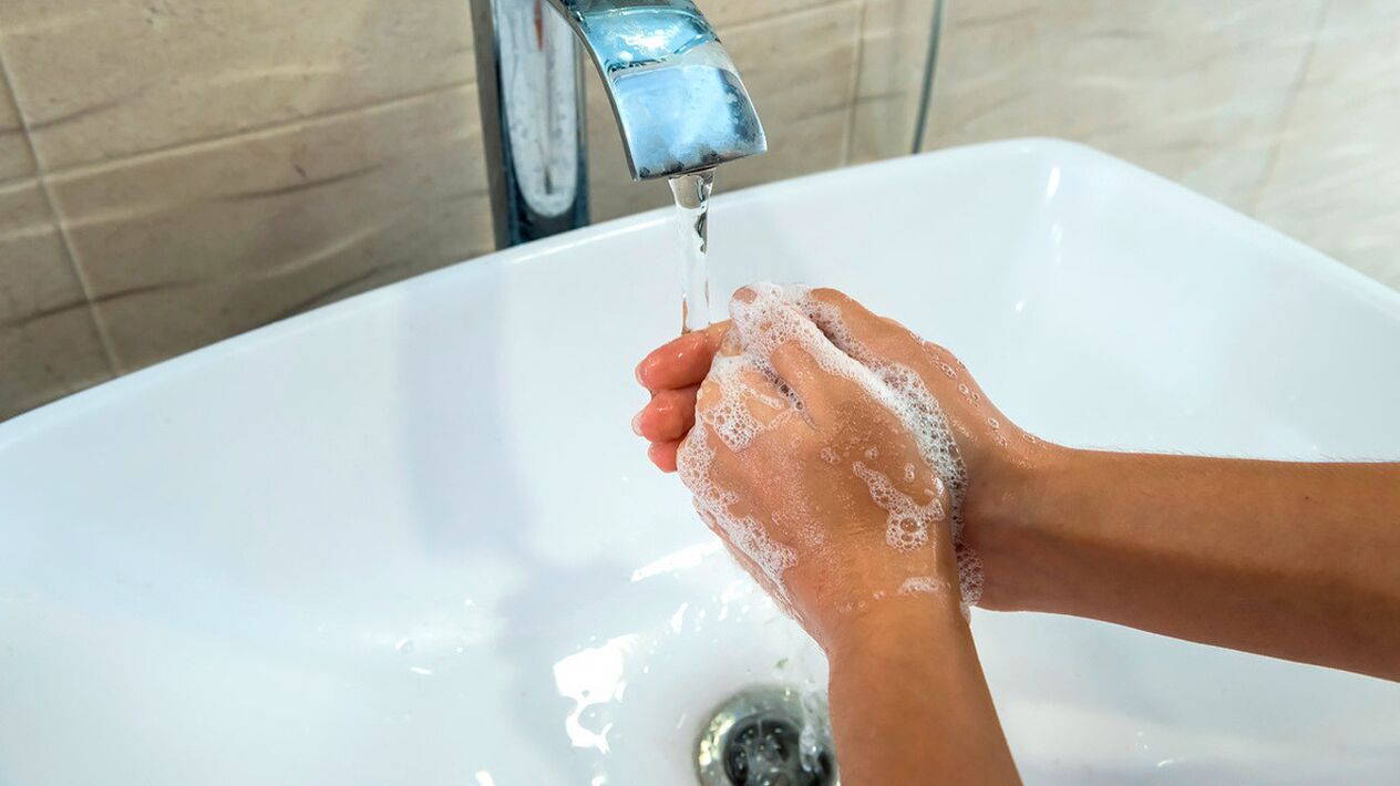 A regra máis sinxela para evitar a helmintiasis é lavar sempre as mans con auga e xabón. 